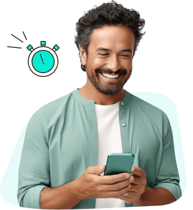 hombre sonriendo mirando su celular